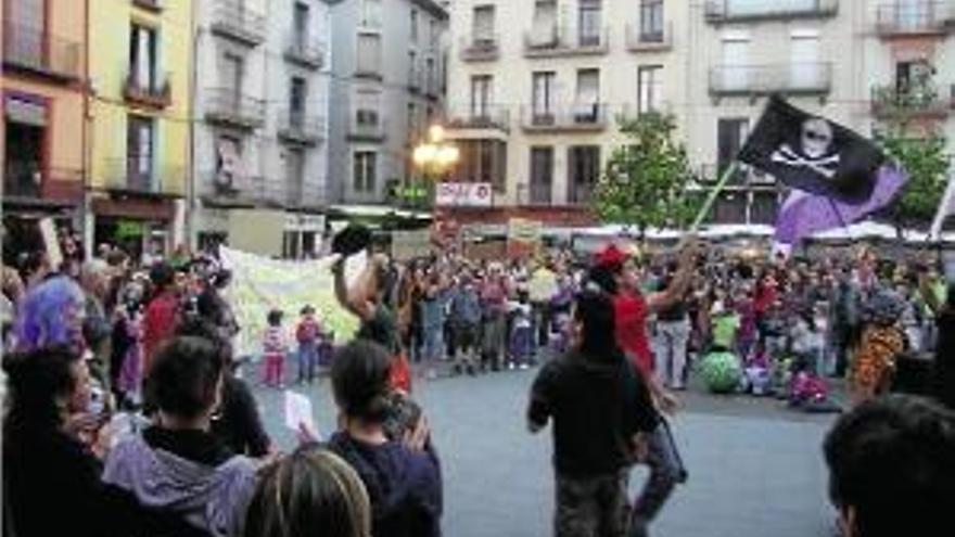 Omplen la plaça Major d&#039;Olot