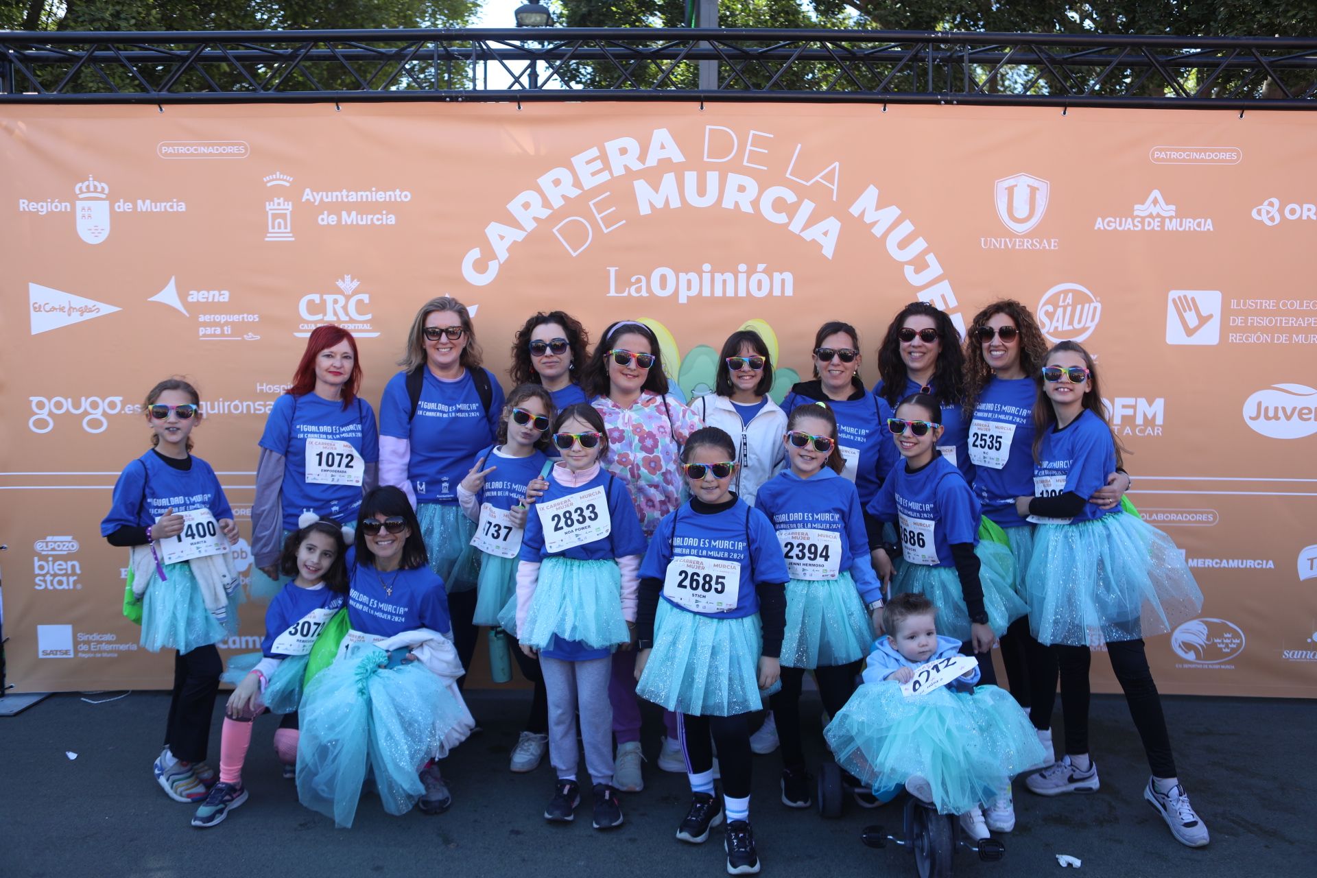 Las participantes posan en el photocall tras finalizar la Carrera de la mujer de Murcia