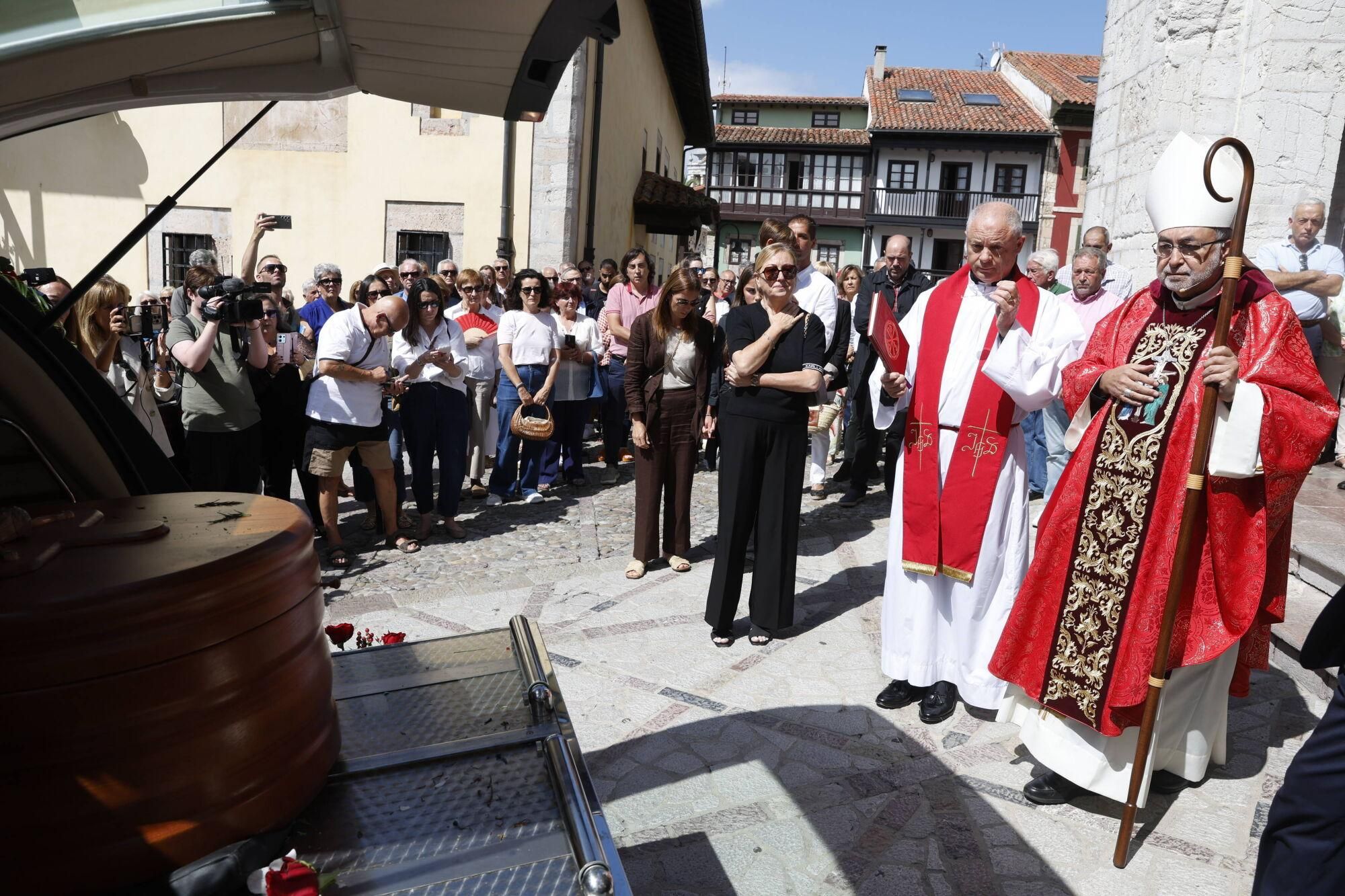Las imágenes del funeral de Antonio Trevín en la basílica de Llanes.
