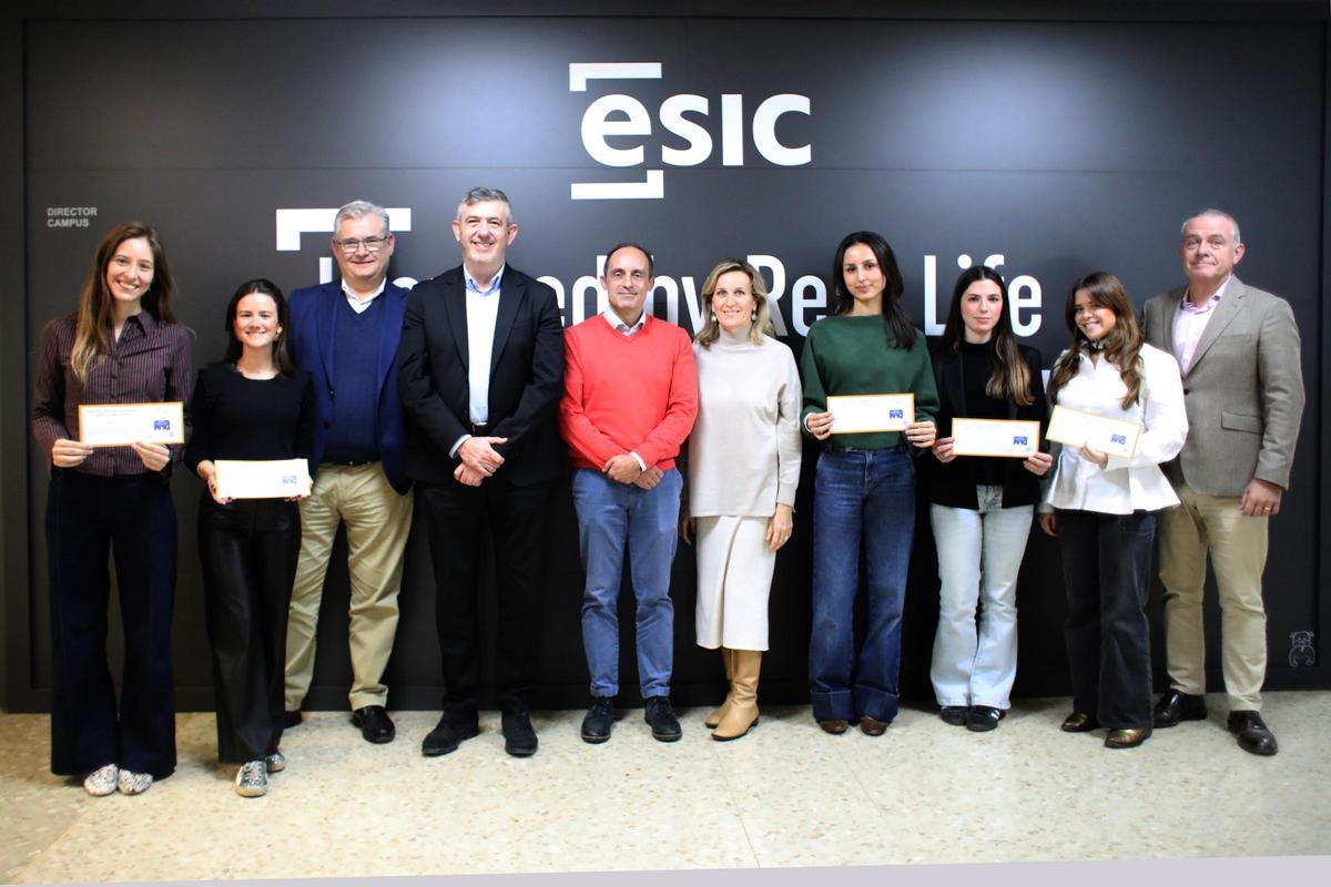 La Cátedra de Pensamiento Analítico de Divina Seguros y ESIC University y dirigida por María Guijarro, ha concedido cinco becas de 500 euros a estudiantes de ESIC para participar en el programa internacional Change the World Model United Nations.