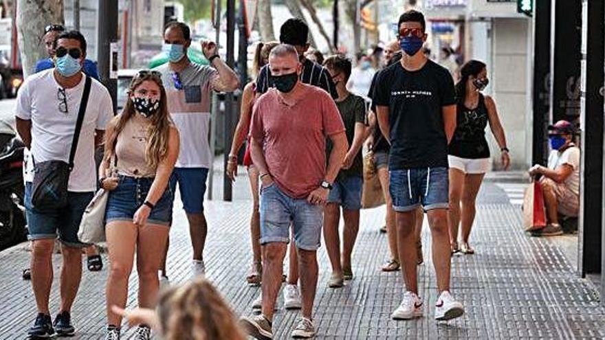 Peatones con la mascarilla puesta en la avenida de Bartomeu de Rosselló el pasado viernes.