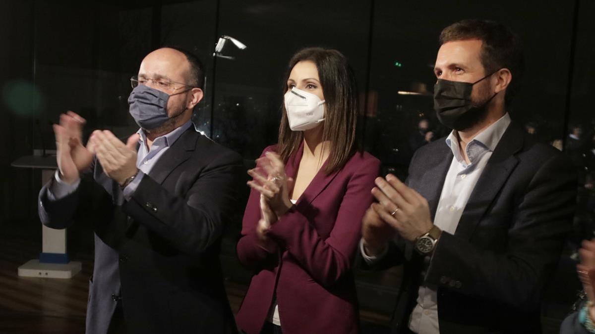 El presidente del PP, Pablo Casado, junto a la número dos por Barcelona al 14-F, Lorena Roldán y el candidato a la Presidència, Alejandro Fernández.