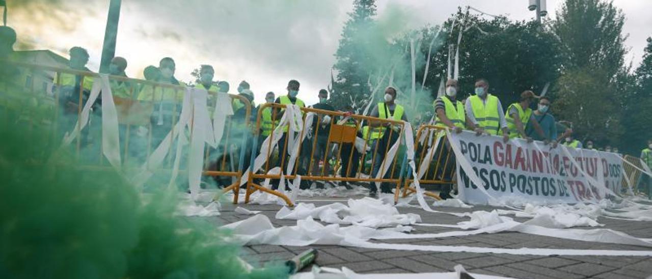 Trabajadores concentrados ante la Subdelegación de Pontevedra en una acción de protesta.