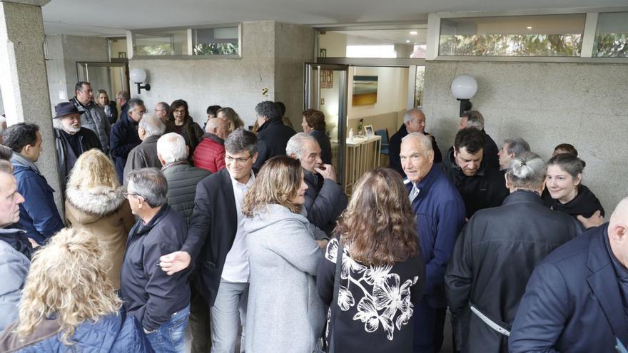 Familiares y amigos que acudieron al tanatorio para dar el último adiós a Carlos Mañas.