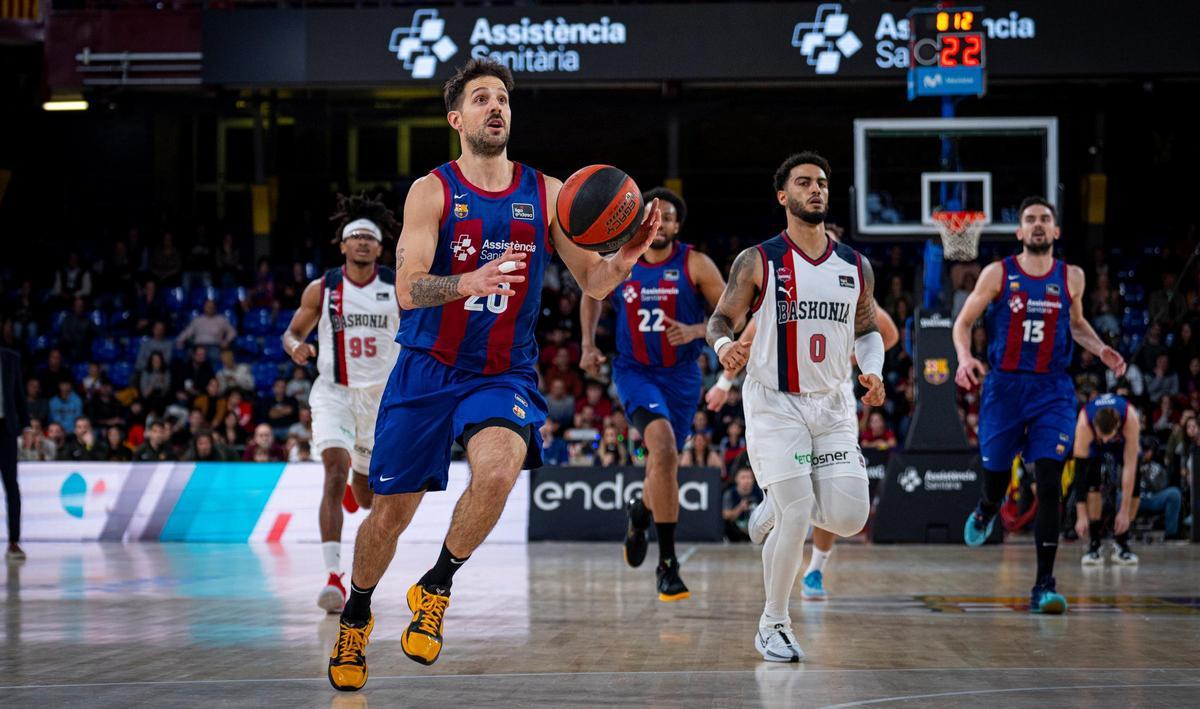 Laprovittola controla un balón en el duelo ante el Baskonia