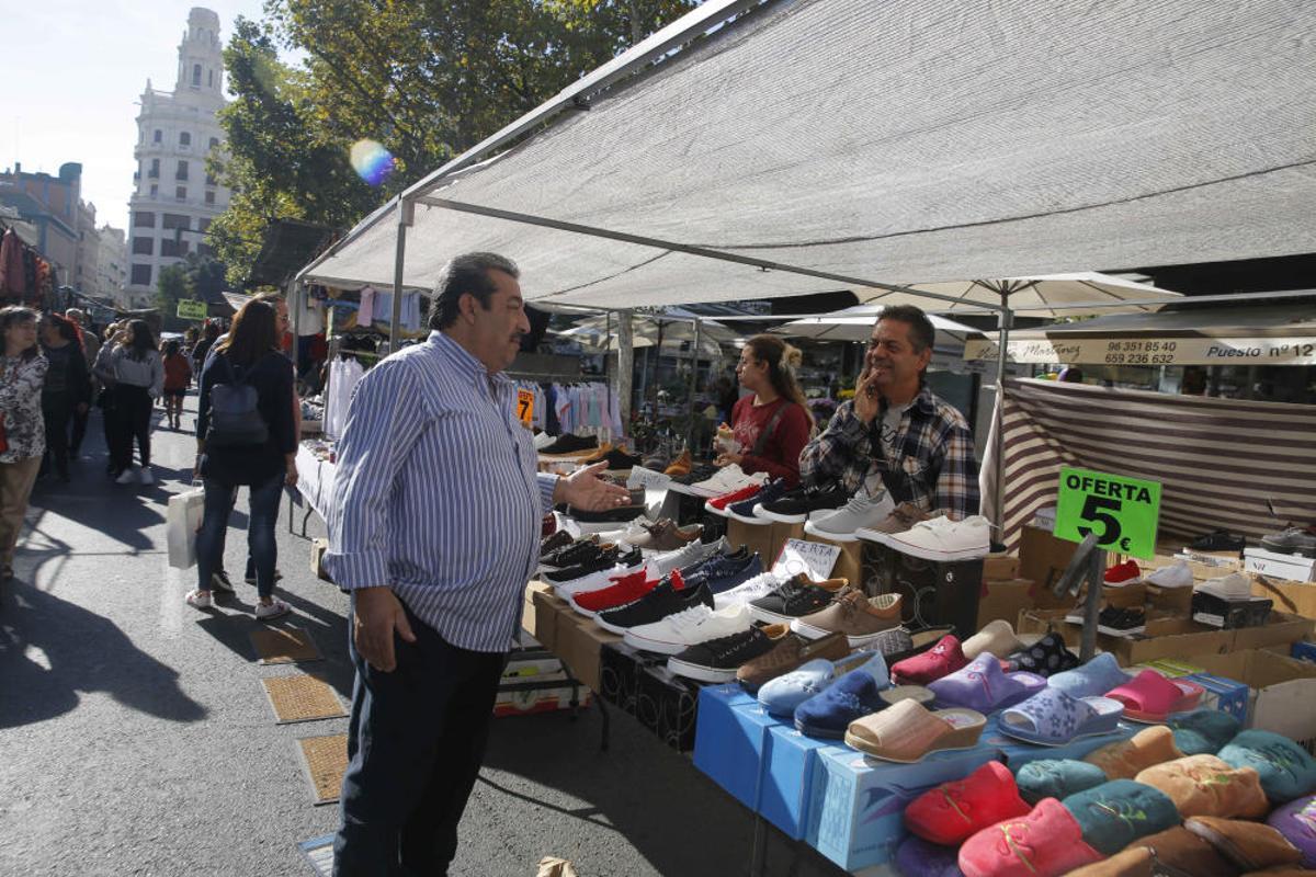 Mercadillo en la plaza del Ayuntamiento de València Mercadillo en la plaza del Ayuntamiento de València