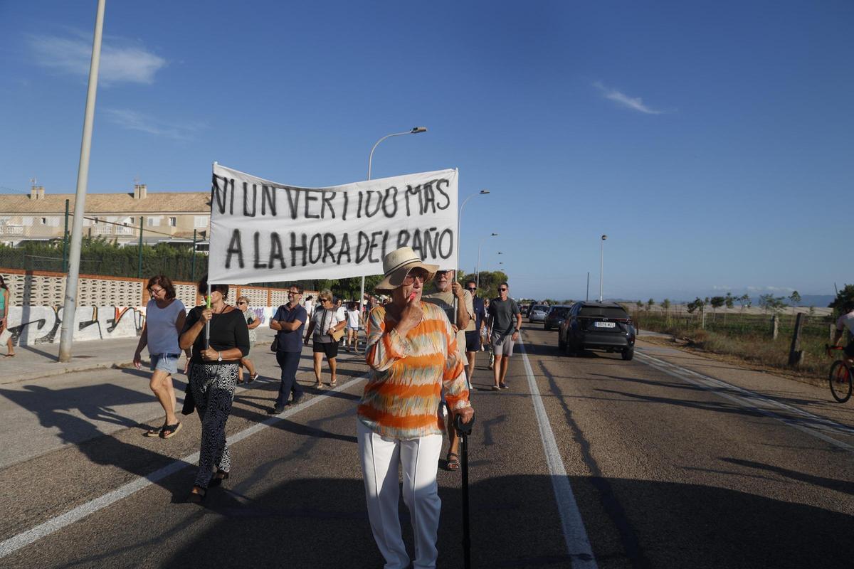 La manifestación en El Perellonet, en imágenes: exigen playas limpias y el control de las compuertas de l'Albufera