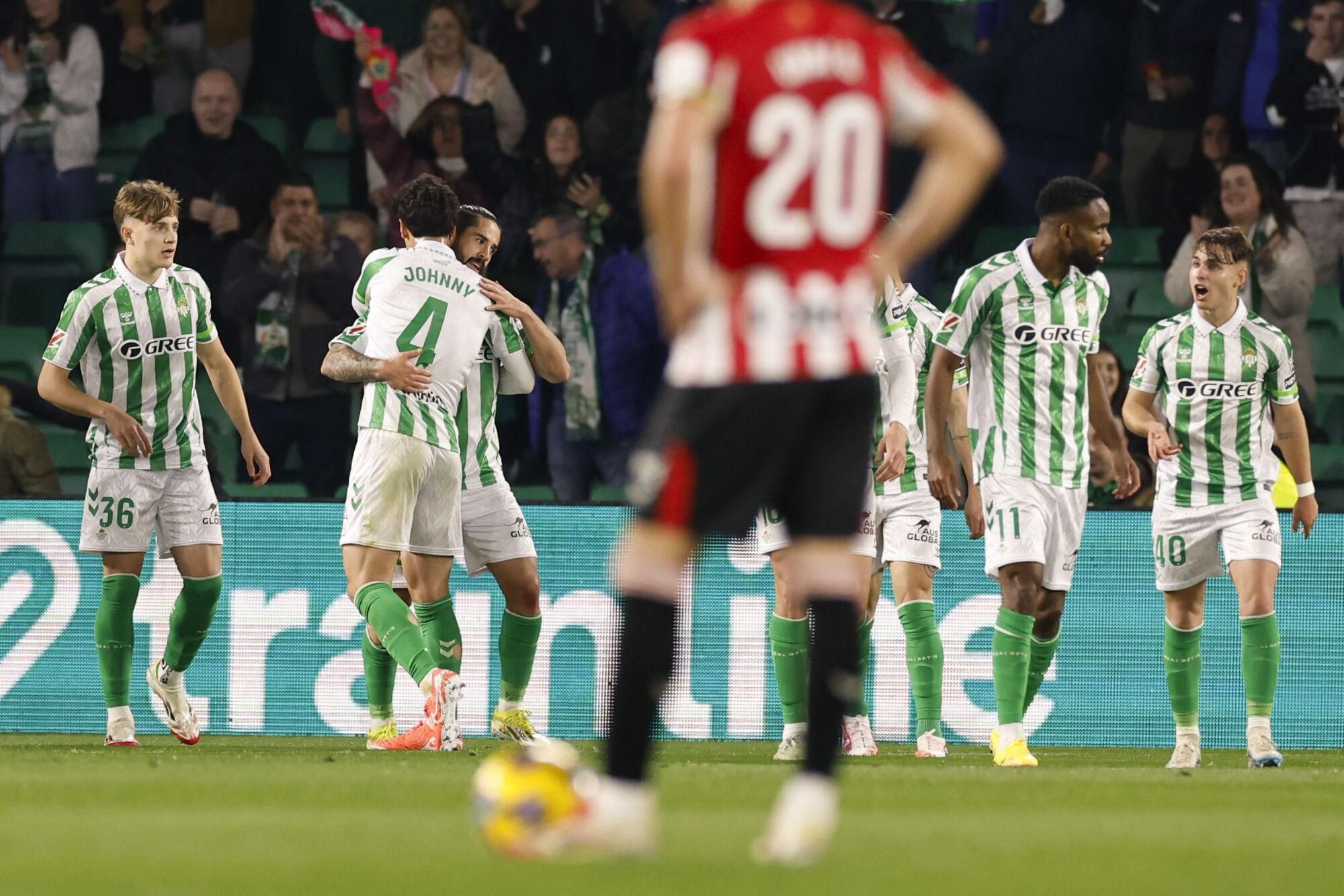 SEVILLA, 02/02/2025.- El centrocampista del Betis Isco Alarcón (2i, detrás) celebra el primer gol de su equipo durante el partido de LaLiga entre el Betis y el Athetic Club, este domingo en el estadio Benito Villamarín. EFE/ Julio Munoz