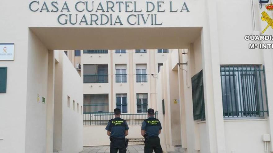 Dos agentes en el cuartel de Guardamar.