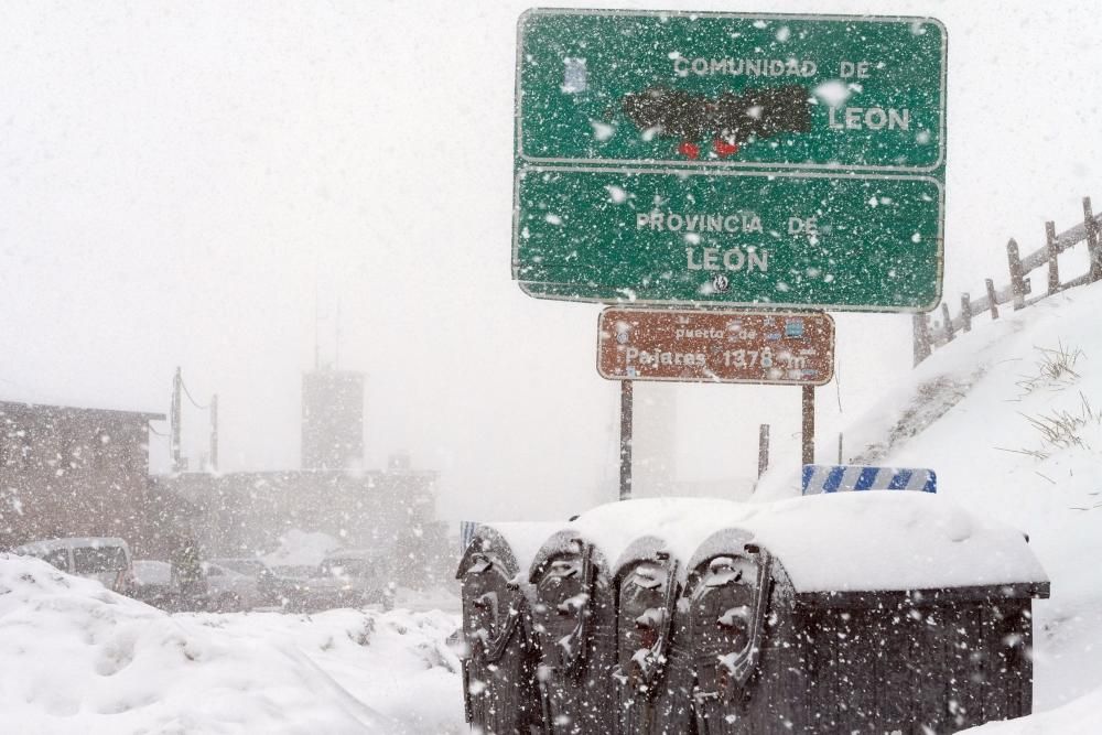 Temporal de nieve en el Puerto de Pajares