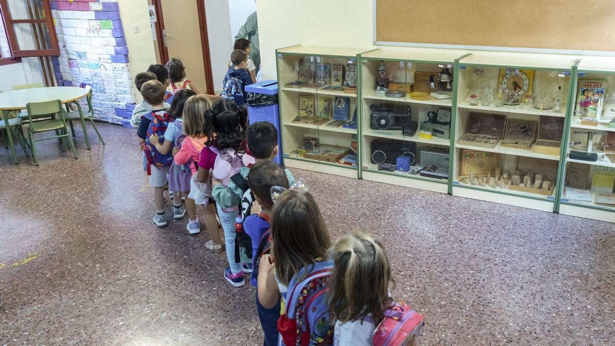 Varios niños a su llegada al colegio.