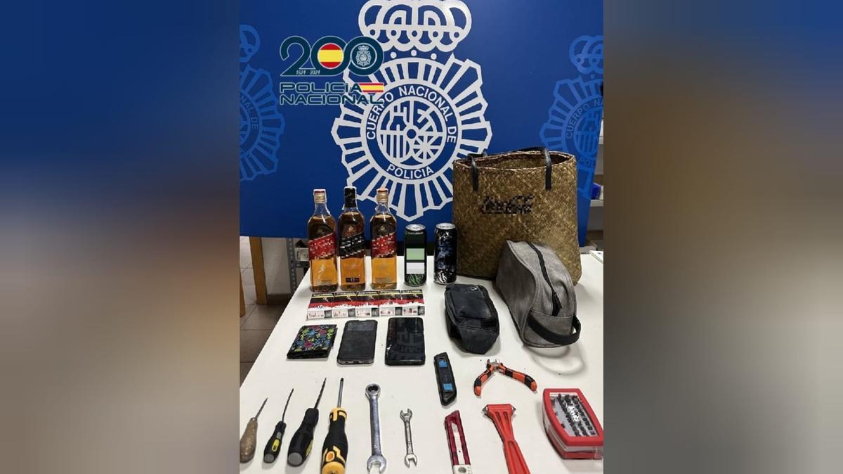 Objetos recuperados por la Policía Nacional tras la detención del ladrón, que actuó en varios vehículos del barrio de Levante.