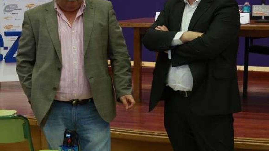 Uxío Grande y Antonio Lamas, ayer, en el IES Laxeiro. // Bernabé