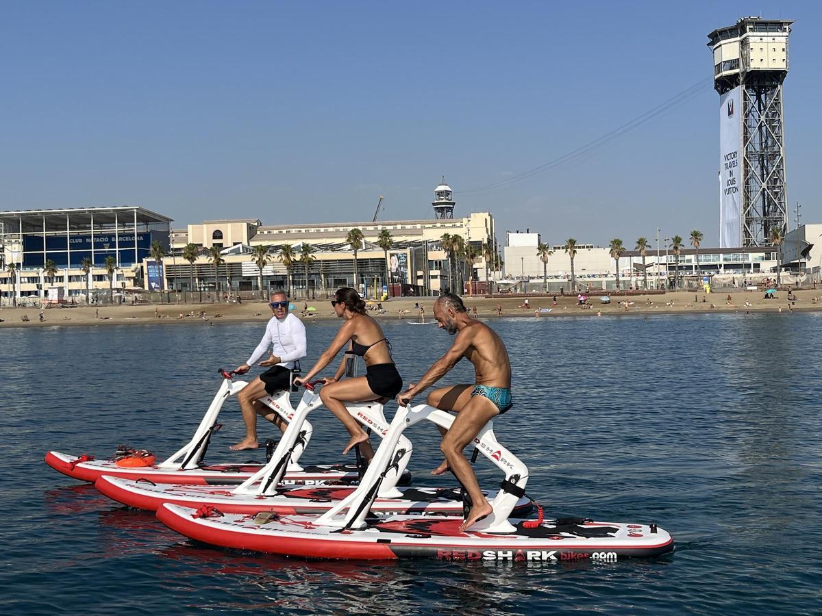 Bikesurf, las nuevas bicis acuáticas  surfean en la playa de la Barceloneta