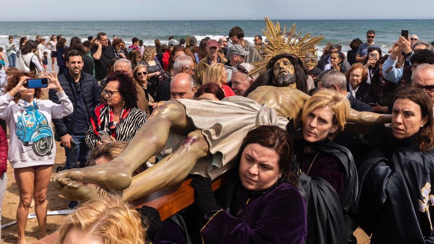 El Viernes Santo del Marítim amanece con el encuentro de los Cristos