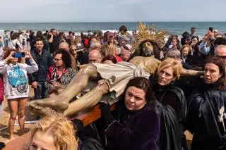 El Viernes Santo del Marítim amanece con el encuentro de los Cristos