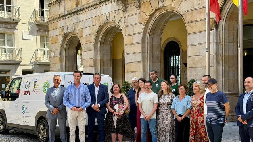 Recompensa al trabajo en equipo en Gijón: Mar de Niebla, Abierto Hasta el Amanecer y 7R Servitec estrenan nueva furgoneta para sus labores sociales