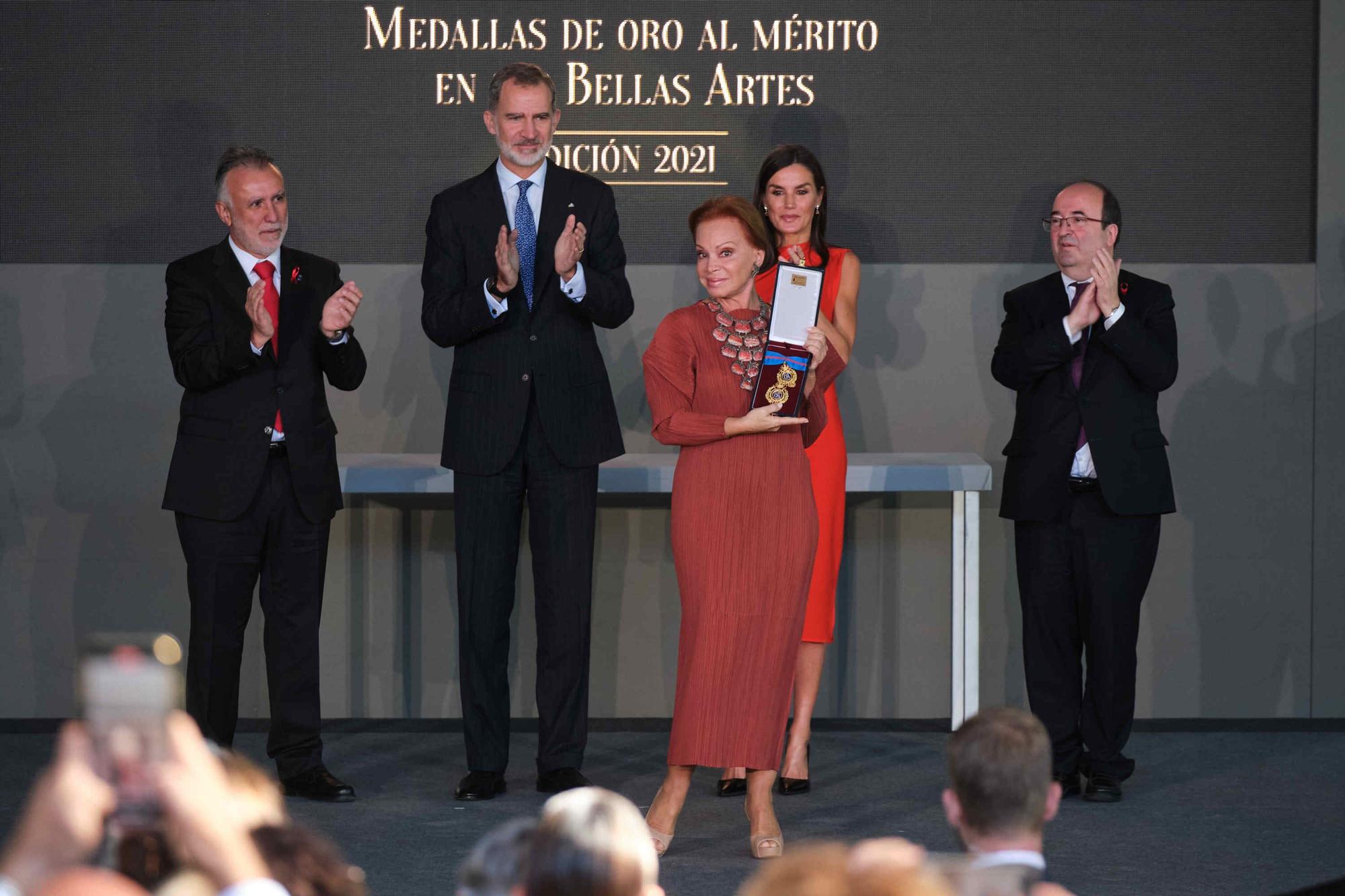 Los Reyes entregan en las Islas las Medallas de Oro al Mérito en las Bellas Artes a 32 personalidades de la cultura