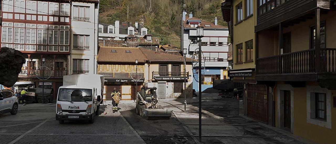 Labores de mejora del firme de la plaza de Requejo. | Jandro Rodríguez