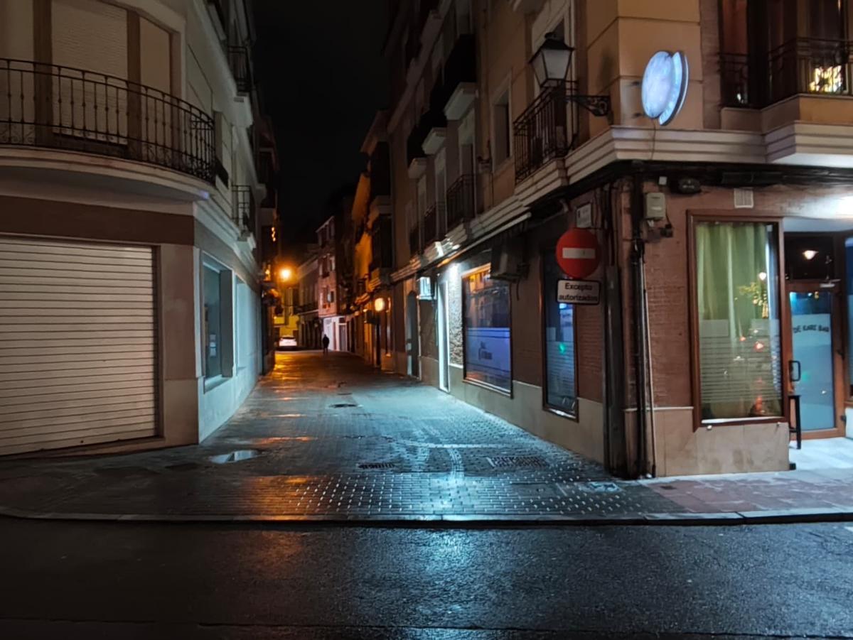Vista nocturna de la calle Avendaño de Lucena.