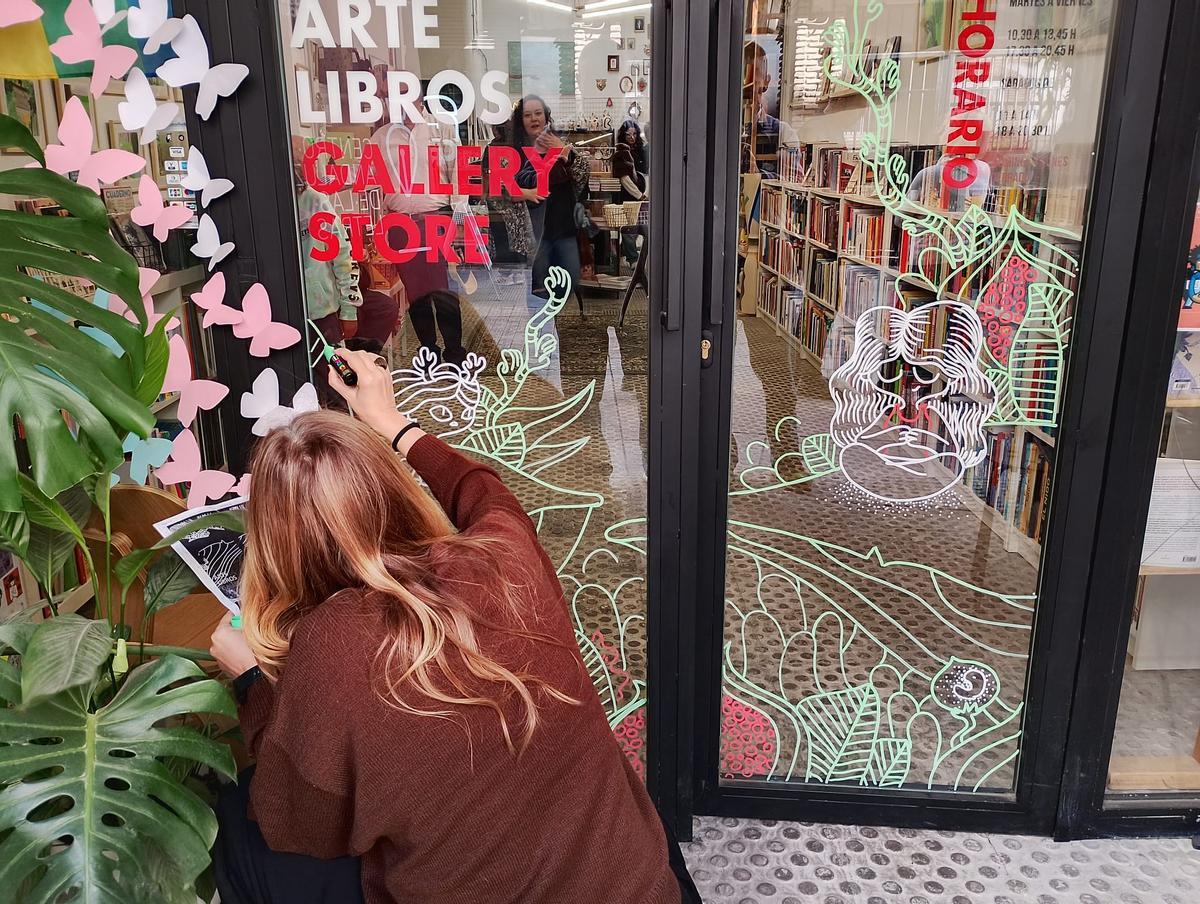 Decoración de un escaparate, una de las actividades de la muestra