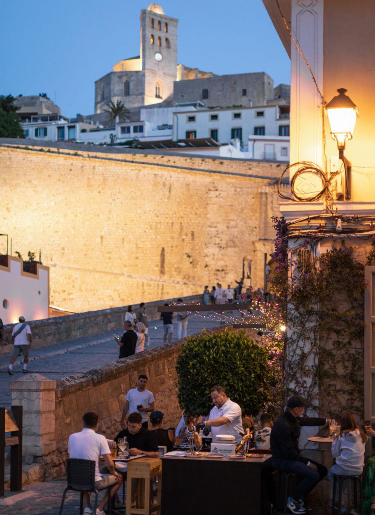 Il Dek Italian Bistrot, a los pies de la muralla.