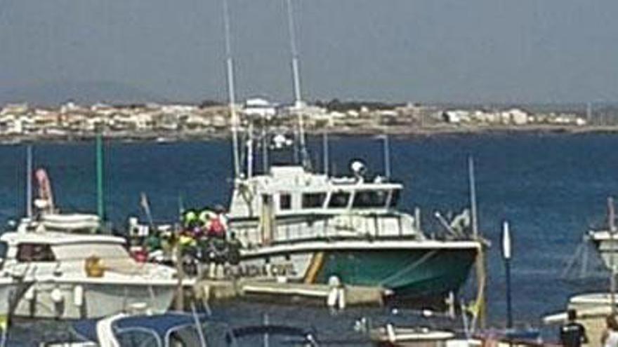 Los inmigrantes desembarcando de una patrullera de la Guardia Civil en el Club Náutico de s&#039;Estanyol.