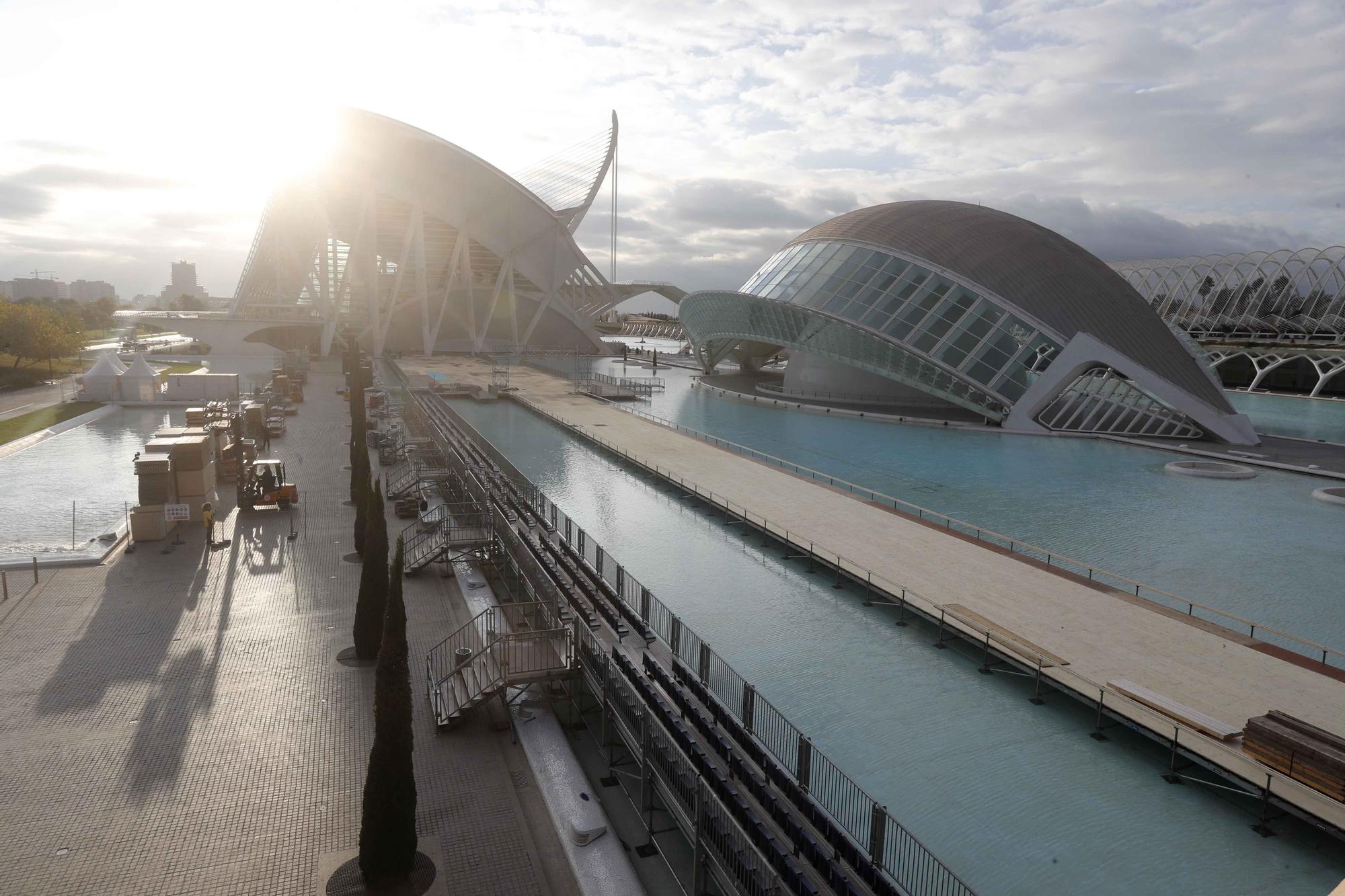 Montaje en la nueva ubicación de la meta de Maratón Valencia Trinidad Alfonso