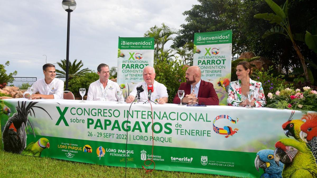 Rueda de prensa de inauguración del Congreso Internacional de Papagayos, que comenzó ayer en Loro Parque de Puerto de la Cruz. | | E.D.