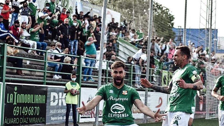 Suso, que seguirá, con Yoni, que se marcha, celebrando un gol.