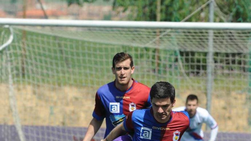 Calvillo protege el balón ante un jugador del Valladolid B.