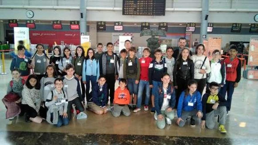 Un grupo de escolares de Oscos-Eo visita el aeropuerto