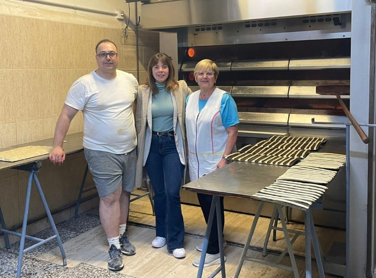La alcaldesa de Betxí, Carla Nebot, entre Eulalia y su hijo, en el horno que cierra sus puertas tras más de 40 años.