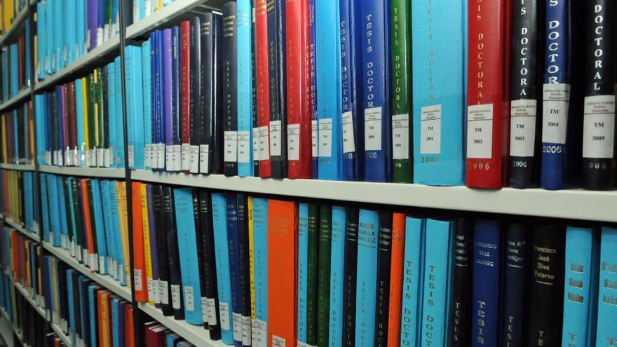 Tesis doctorales ubicadas en estanterías de la Biblioteca General de la Universidad de Murcia, en el Campus de Espinardo.