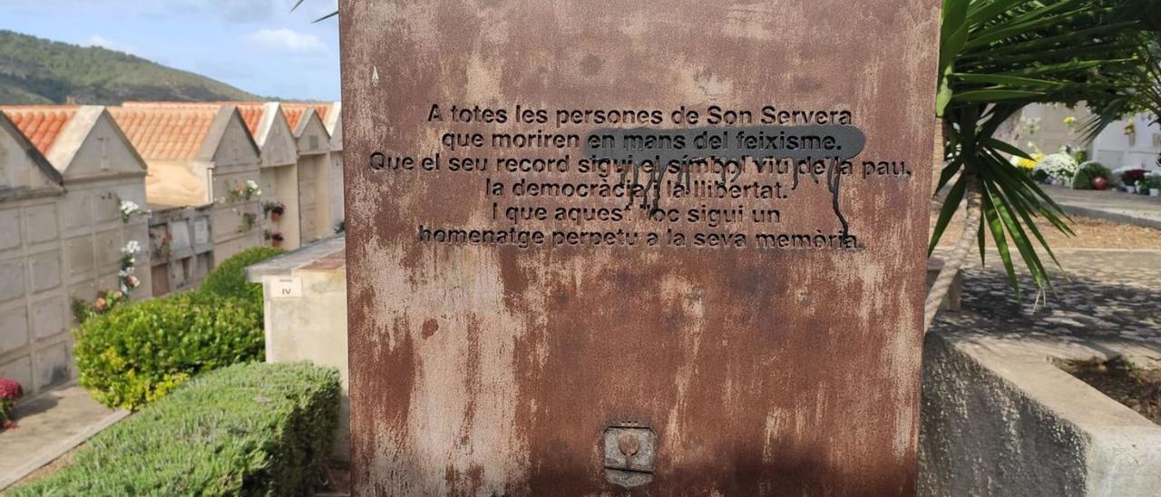 La placa de homenaje a las víctimas del franquismo, con pintura negra. | BIEL CAPÓ