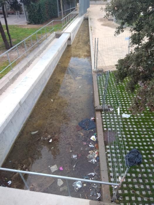 La brutícia s'acumula a la font ornamental i a la zona del voltant