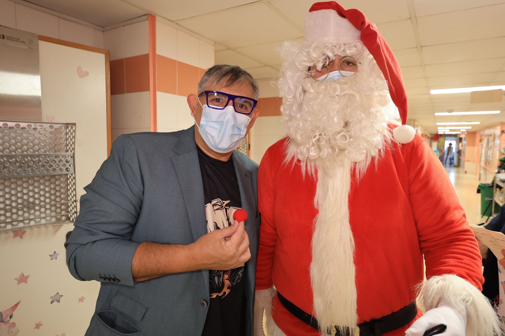 Mediterráneo y Todojuguete reparten ilusión entre los niños hospitalizados