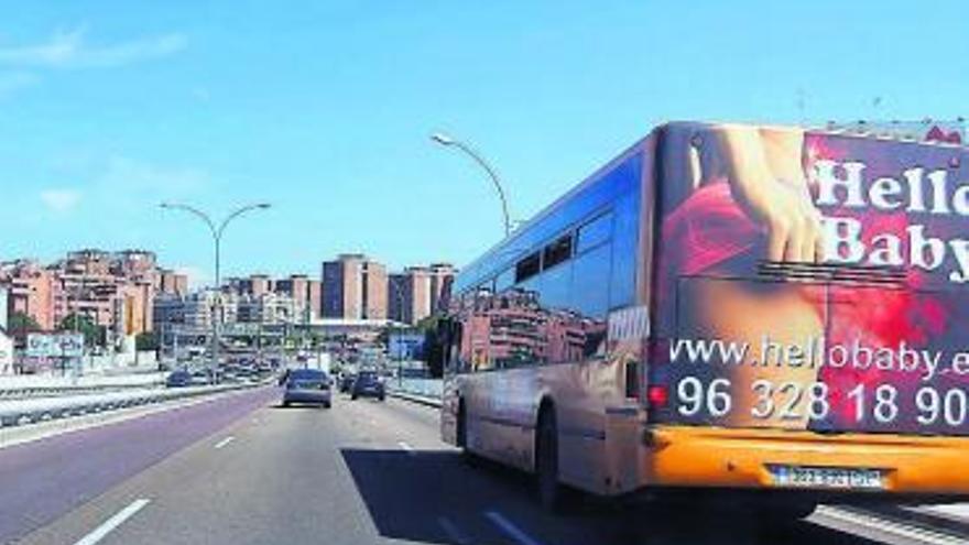 Anuncios eróticos en autobuses valencianos. El Gobierno regional del PP ordenó a una de las empresas del transporte metropolitano de Valencia que suprima los carteles de algunos autobuses con «anuncios de clubes de alterne» y de páginas de contactos eróticos, visibles desde abril.