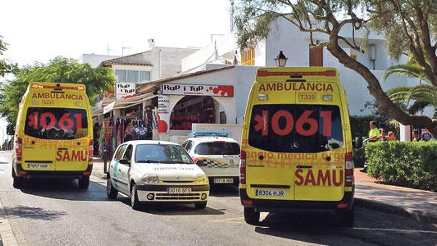 Las ambulancias del 061, el coche del PAC y de la Policía Local de Santanyí, en Cala d´Or.