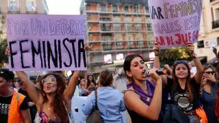 La repulsa a Rubiales reúne a centenares de feministas en el centro de Madrid: "No es un pico, es una agresión”