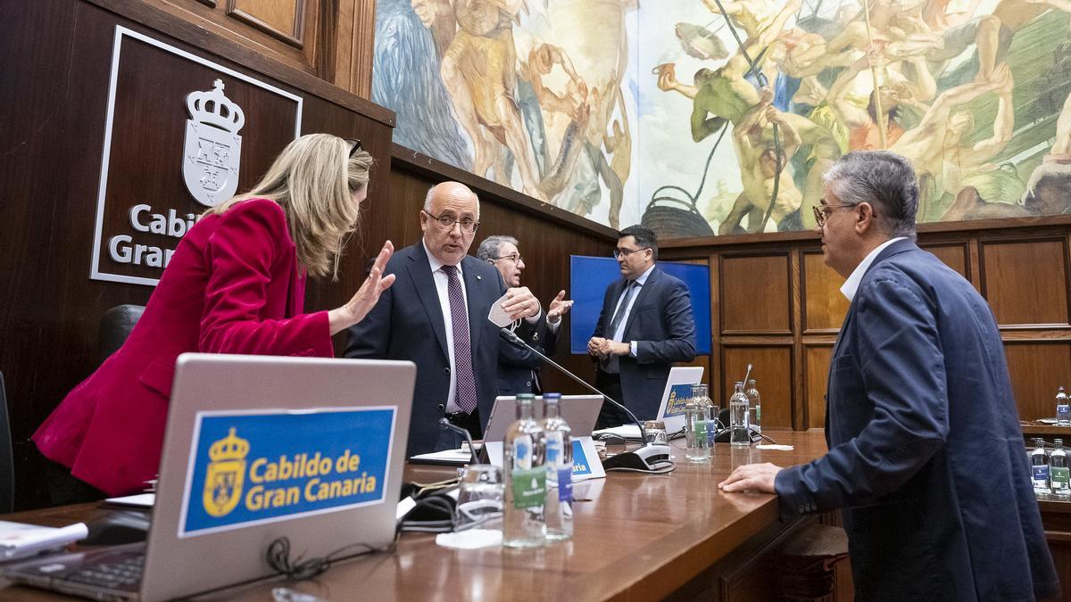 Antonio Morales, en el centro, antes del inicio del Pleno del Cabildo-