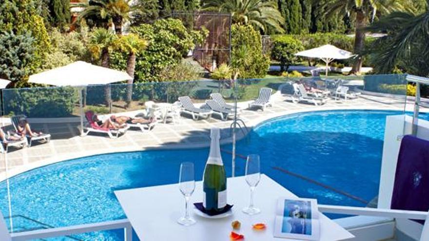 Terraza y piscina del Hotel Illa d&#039;Or, en el Port de Pollença