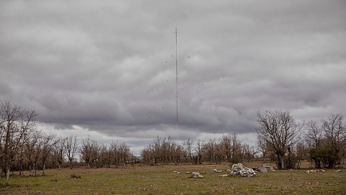 Una de las torres de medición del viento instaladas en el monte de Bermillo para valorar las posibilidades del recurso eólico. | Nico Rodríguez