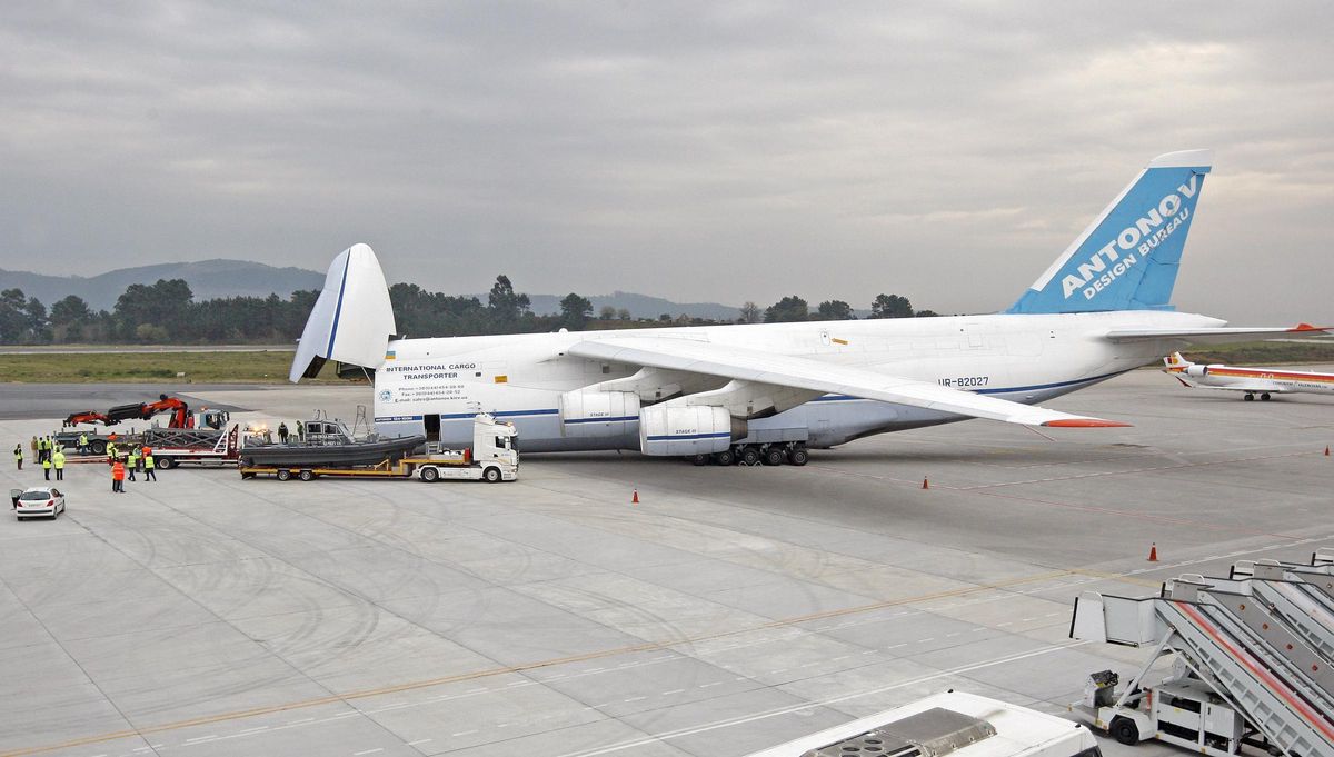 El carquero Antonov 124 en el aeropuerto de Vigo. De Arcos