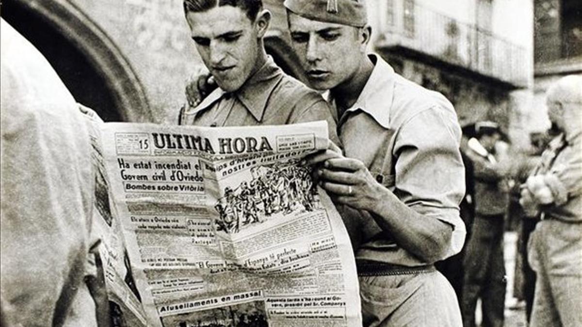 'Soldados leyendo la prensa en Alcañiz', una de las fotografías de la muestra.