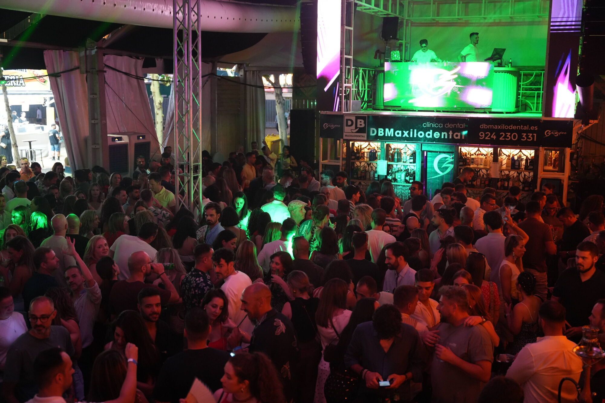 El público disfruta del ambiente festivo en las casetas del recinto ferial.