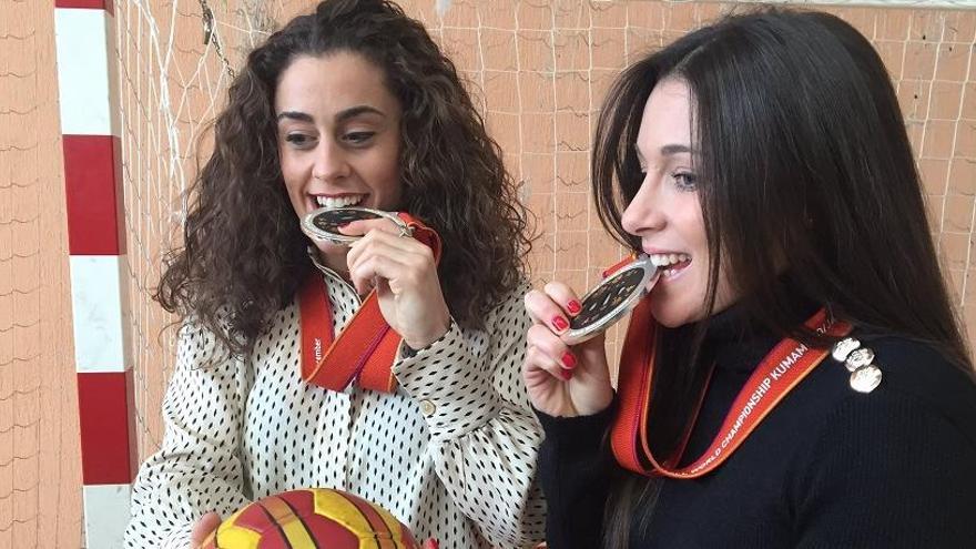 Marta y Sole López, con sus medallas, ayer en el Martín Carpena.