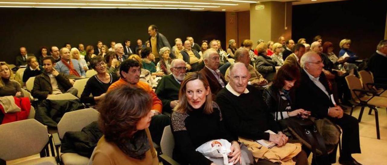 Público asistente al acto en la Biblioteca Jovellanos.