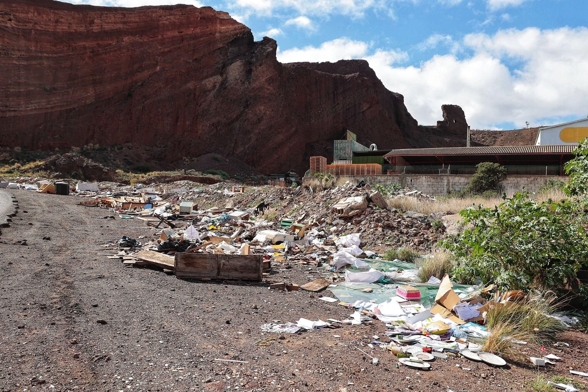 Vertedero de basura en la montaña de Taco.