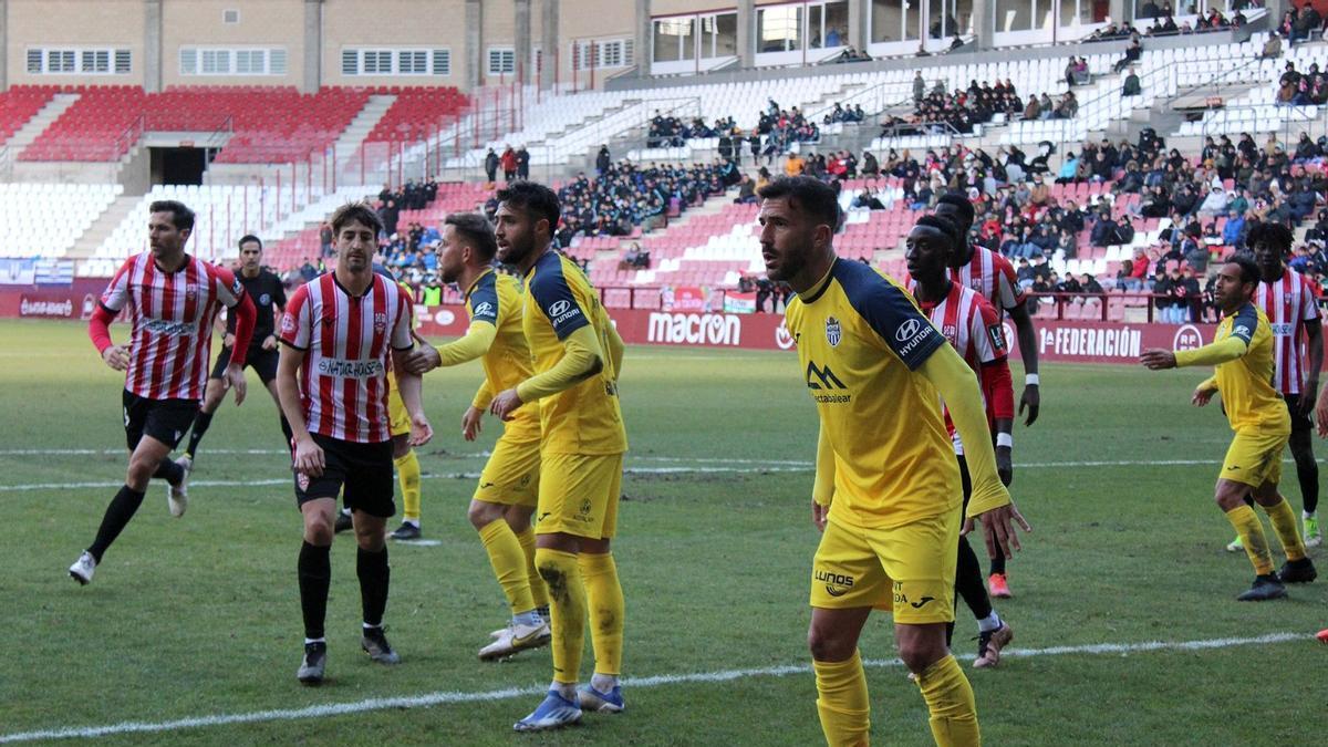 Los jugadores del Atlético Baleares, ayer de amarillo, defienden un saque de esquina ante la UD Logroñés.